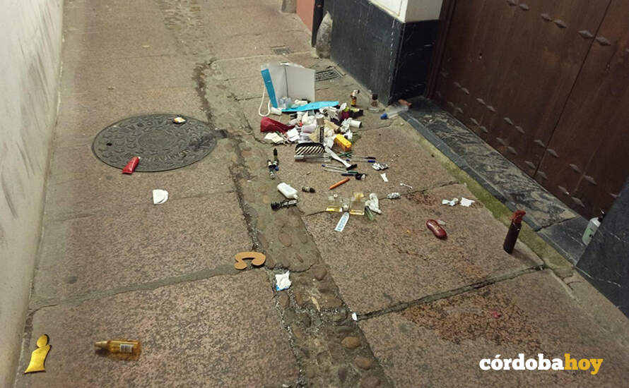 Suciedad a las puertas de un apartamento turístico del Casco Histórico cordobés FOTO NODO CORDUBA