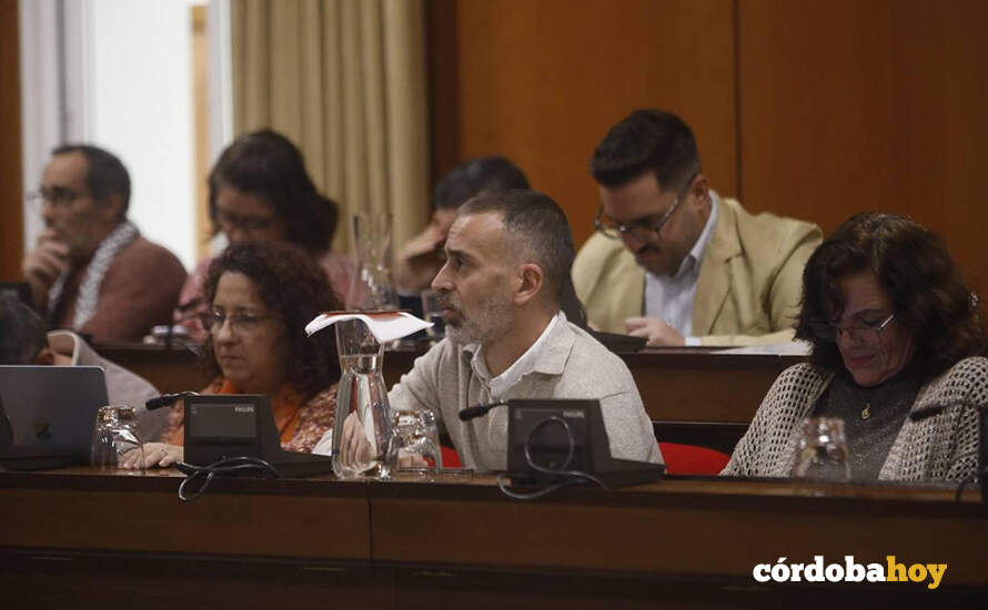 El socialista Ángel Ortiz, atento al debate sobre el estado de la ciudad FOTO AYUNTAMIENTO DE CÓRDOBA