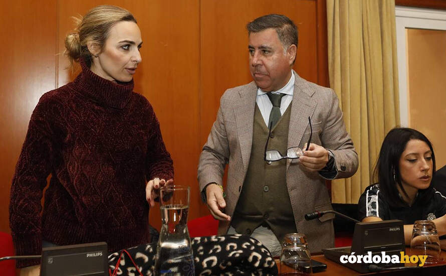 Narci Ruiz y Miguel Ruiz Madruga conversan antes del debate sobre el estado de la ciudad FOTO AYUNTAMIENTO DE CÓRDOBA