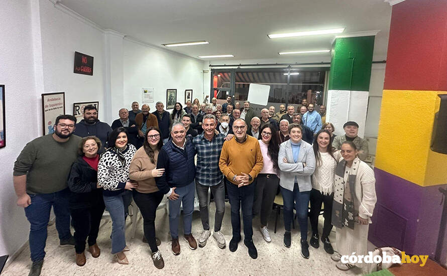Francisco Javier Sánchez Guisado (centro, camisa a cuadros), reelegido por aclamación coordinador local de IU de Fuente Palmera FOTO IU