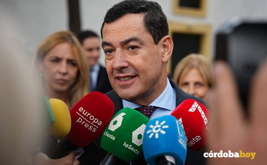 El presidente de la Junta de Andalucía, Juanma Moreno, atiende a los medios FOTO Joaquín Corchero / Europa Press