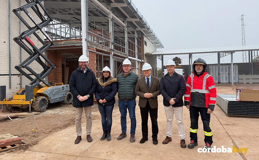 Salvador Fuentes (centro) visita las obras de remodelación integral del Parque de Bomberos de Montoro FOTO DIPUTACIÓN DE CÓRDOBA