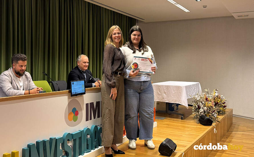La enfermera María del Mar Uclés Torrente recibe su premio FOTO COLEGIO DE ENFERMERÍA