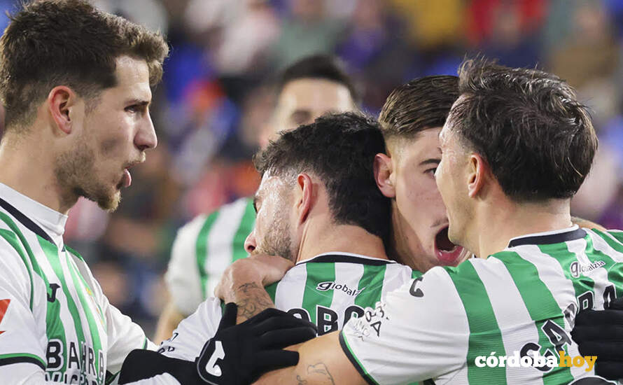 Los jugadores del Córdoba CF celebran su primer gol ante el Huesca FOTO CÓRDOBA CF