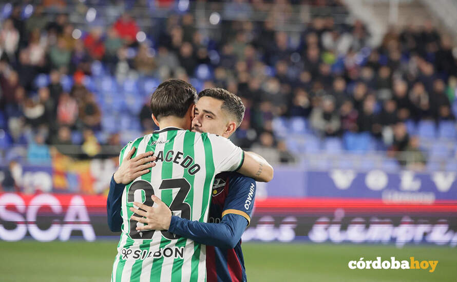 Carracedo abraza a un rival del Huesca al finalizar el partido FOTO CÓRDOBA CF