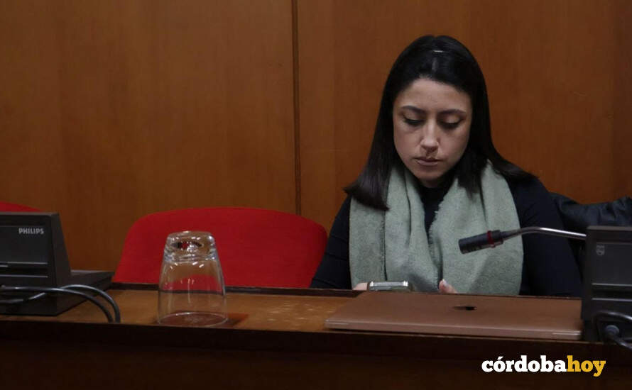 Cintia Bustos, instantes antes de que diera comienzo el Pleno de hoy FOTO AYUNTAMEINTO DE CÓRDOBA