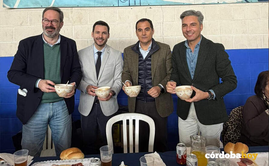 José Antonio Nieto (segundo por la derecha) en la tradicional fiesta del pavo con fideos que cada año celebra el municipio de San Sebastián de los Ballesteros FOTO PP
