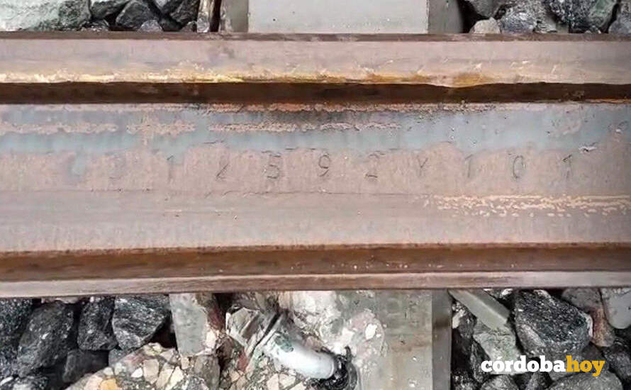 Carril con muescas del accidente ferroviario de Adamuz FOTO X DE ÓSCAR PUENTE