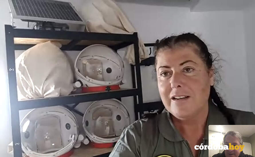 Mariló Torres, en la misión análoga de Utah, con los cascos espaciales de la tripulación a su espalda