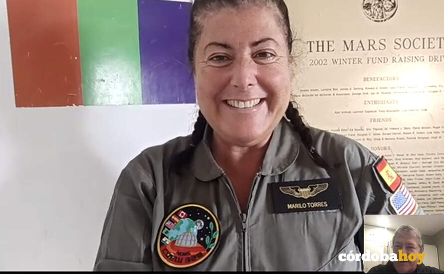 Mariló Torres, en la misión análoga de Utah, con la bandera de Marte a su espalda