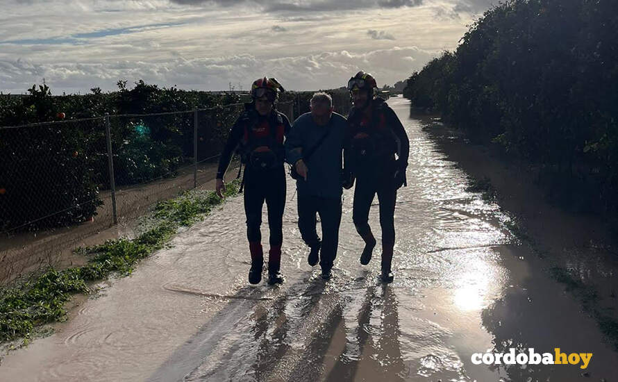 Uno de los recates de los bomberos de la Diputación en Palma del Río FOTO DIPUTACIÓN DE CÓRDOBA
