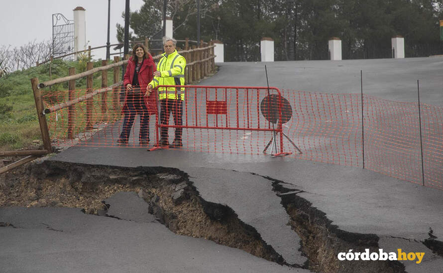 Carmen Lara y Salvador Fuentes. contemplan los efectos de la grieta en Benamejí por los efectos del temporal FOTO DIPUTACIÓN DE CÓRDOBA