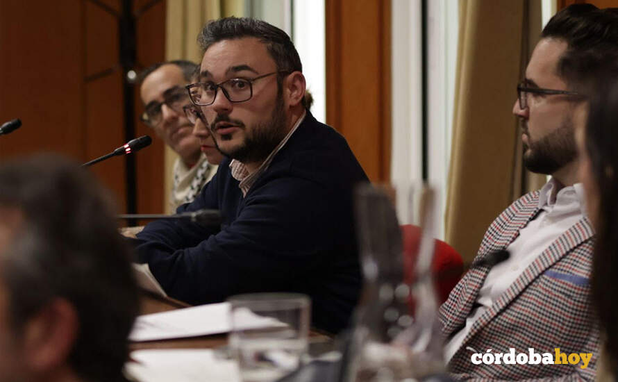 El concejal de Hacemos Córdoba Iván Fernández, durante su intervención en el Pleno ordinario de febrero de 2026 FOTO RAFA MELLADO SENIOR