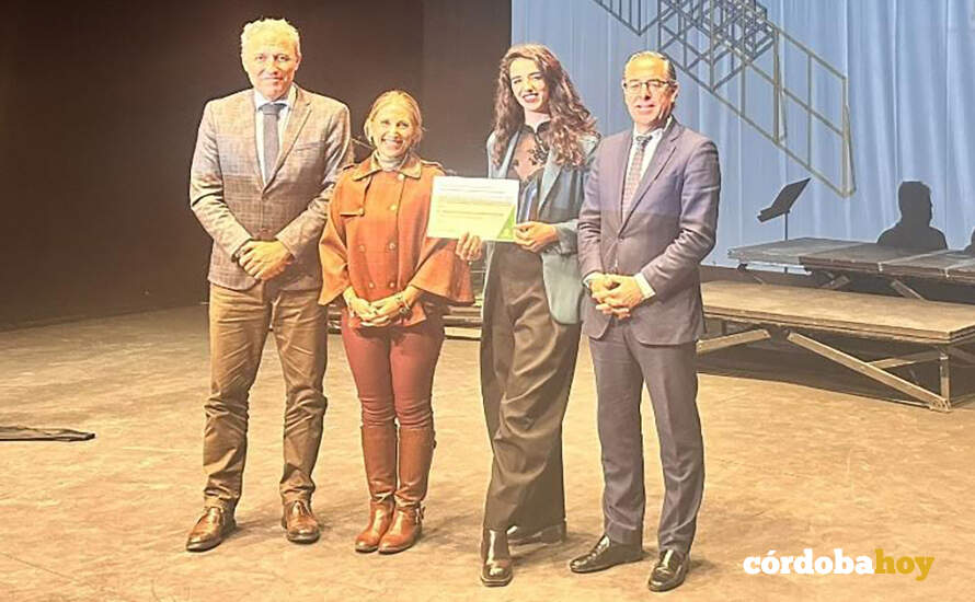 María Ángeles Moreno con su premio FOTO JUNTA DE ANDALUCÍA