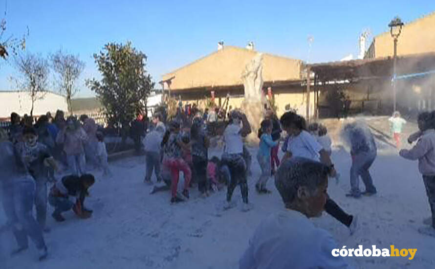 Batalla de la harina el Miércoles de Ceniza en Guadalcázar  FOTO AYUNTAMIENTO DE GUADALCÁZAR