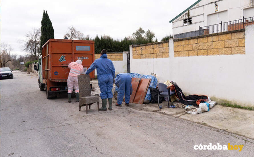 Retirada de enseres de las zonas inundadas por Sadeco FOTO SADECO