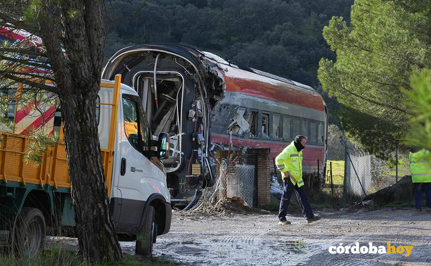Trabajadores realizan tareas de retirada de los vagones en el punto de las vías donde tuvo lugar el accidente de trenes de Adamuz FOTO GUILLERMO MORALES / EUROPA PRESS