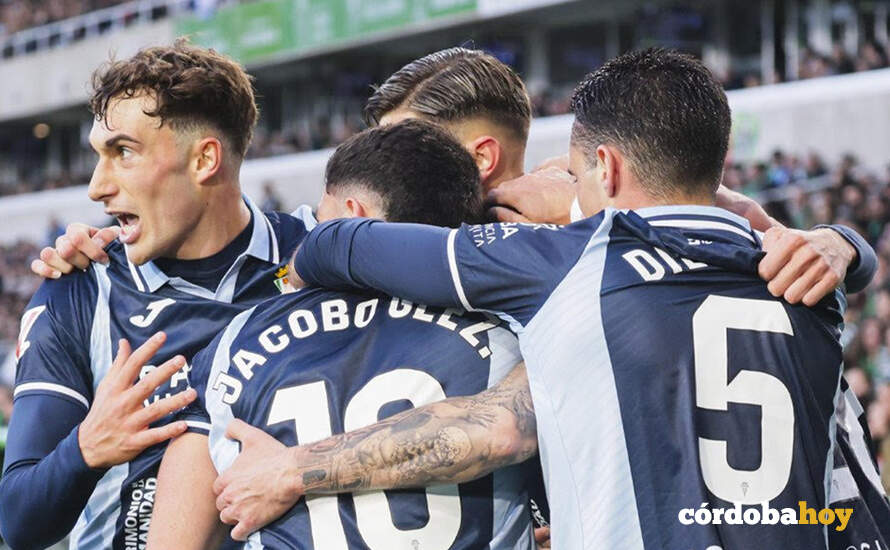 Celebración de uno de los tres goles del Córdoba CF hoy en el Sardinero ante el Racing FOTO CCF