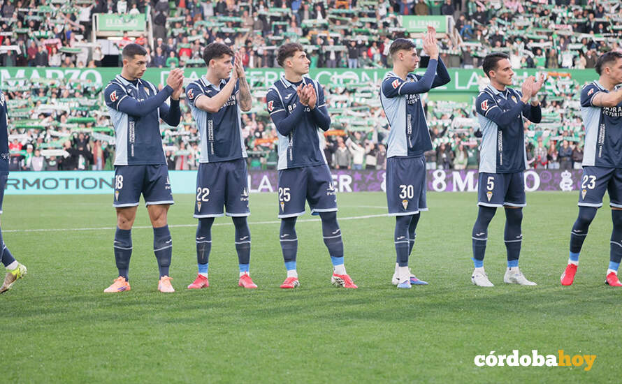 Los jugadores del Córdoba CF agradecen el apoyo de la afición en el partido a domicilio ante el Racing FOTO CCF
