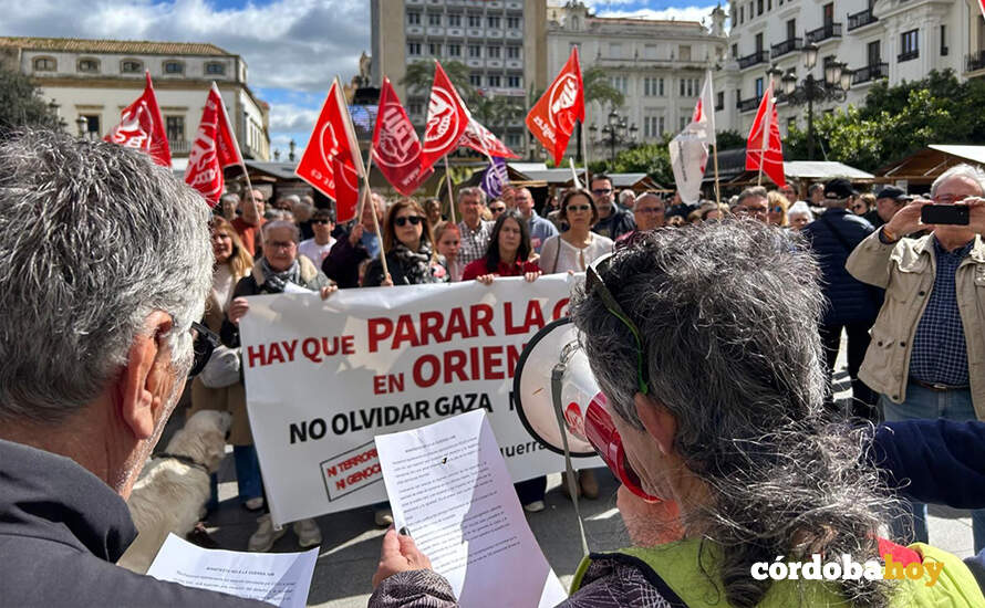 Lectura del manifiesto durante la manifestación de la Plataforma Estatal No a la Guerra en la Plaza de Las Tendillas
