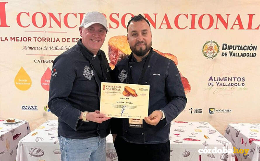 Recogida del galardón de la mejor torrija por parte de Taberna La Viuda FOTO GRUPO ROSALES