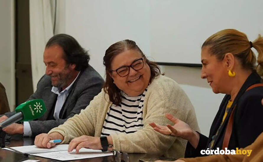 Pilar Pineda (centro), presidenta de la Plataforma del Voluntariado de Córdoba