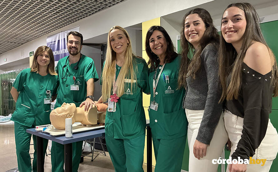 Expositor de Medicina Intensiva en la IX Jornada de Puertas Abiertas del Reina Sofía FOTO HURS