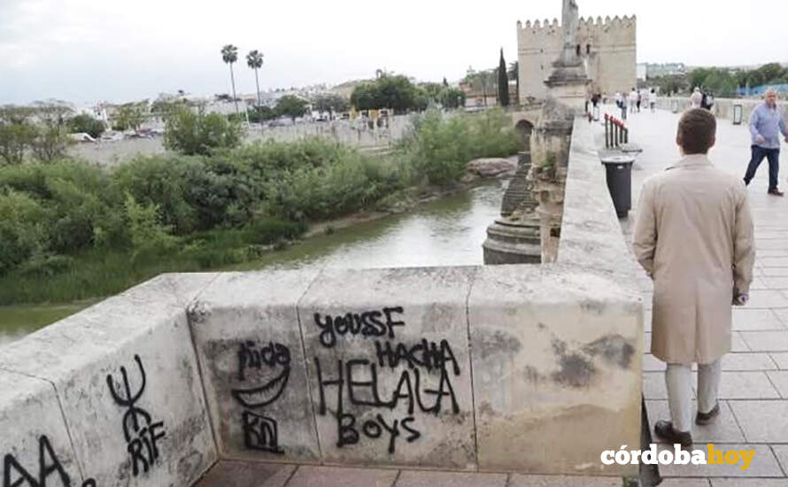 Las pintadas aparecidas en el Puente Romano FOTO ANTONIO HURTADO