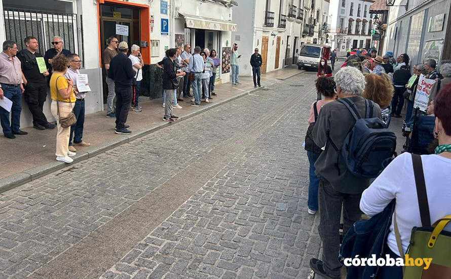 Concentración vecinal a las puertas del centro de salud Lucano