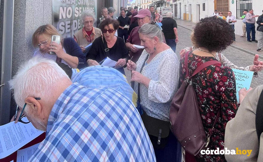 Concentración vecinal a las puertas del centro de salud Lucano