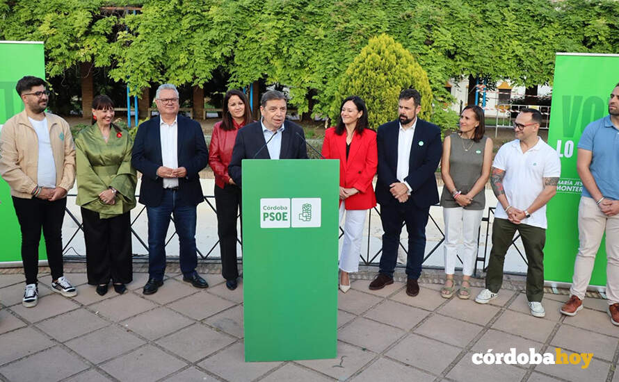 Luis Planas en la pegada de carteles del PSOE en Córdoba FOTO PSOE