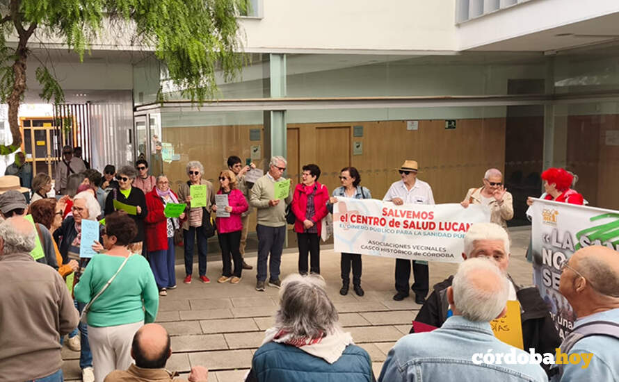 Concentración vecinal a las puertas del centro de salud Lucano