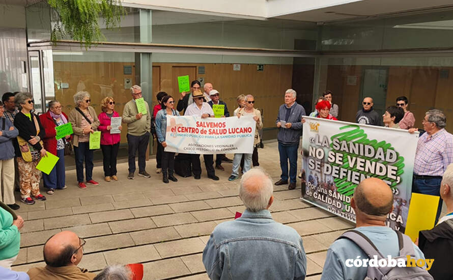 Concentración vecinal a las puertas del centro de salud Lucano