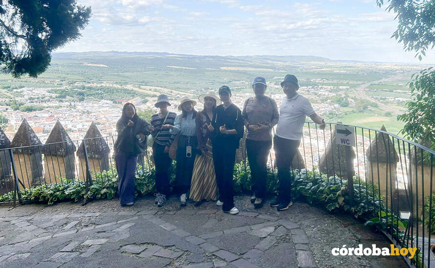Los seis periodistas chinos especializados en turismo en el Castillo de Almodóvar FOTO DIPUTACIÓN DE CÓRDOBA