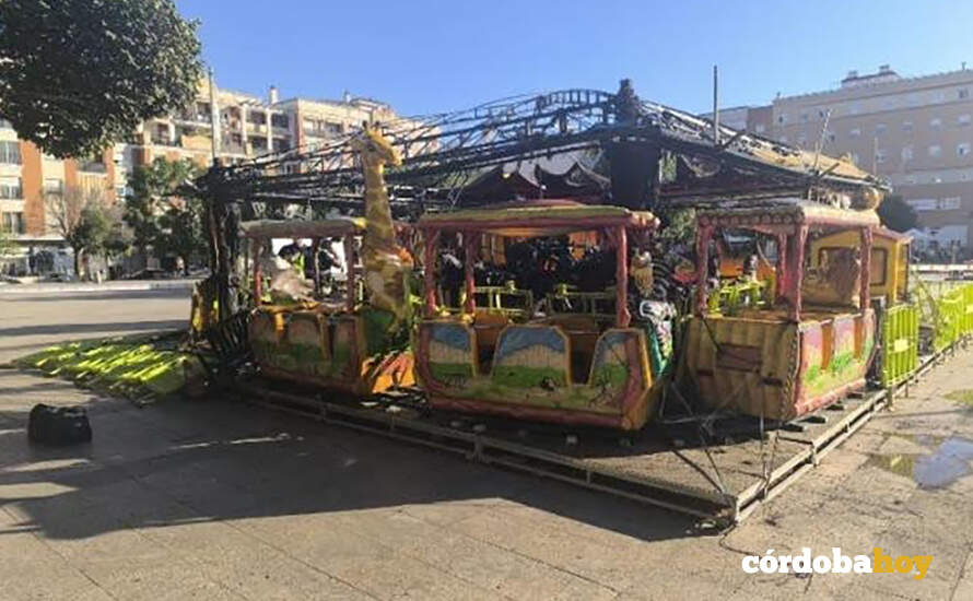 Estado en que quedó la atracción de la Plaza de Matías Prats tras el incendio de ayer FOTO ASOCIACIÓN VECINAL LOS CALIFAS