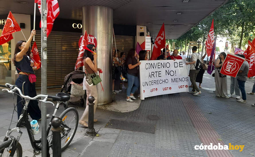 Manifestación de protesta de UGT por el preacuerdo alcanzado por otros sindicatos en el convenio de Arte FOTO UGT