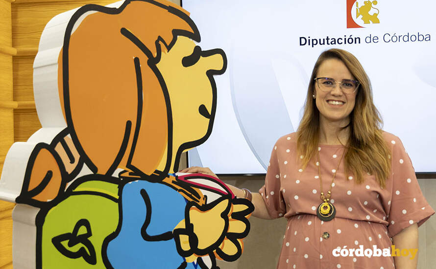 La delegada de Desarrollo Tecnológico, Transformación Digital y Juventud de la institución provincial, Sara Alguacil, con el logo-mascota de los. campamentos de verano FOTO DIPUTACIÓN DE CÓRDOBA